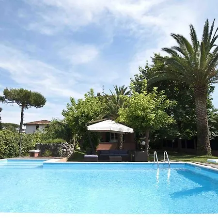 Maria Villa *